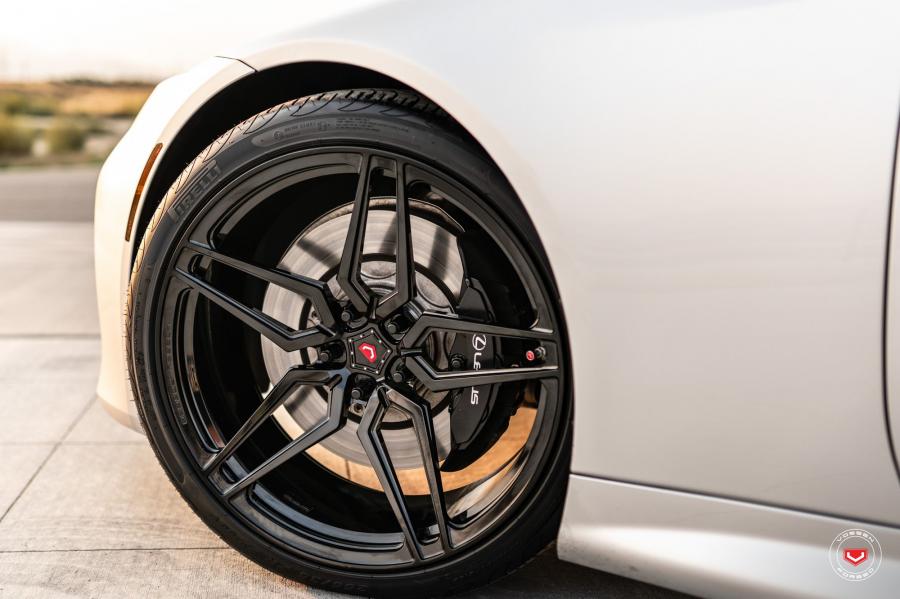 Детали экстерьера Lexus LC500 on Vossen Wheels (M-X1) 2018 года  (фото 7 из 19)